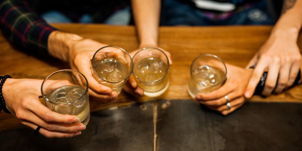 As pessoas que apresentarem visão turva, desconforto gástrico e quadros de gastrite após ingestão de álcool devem procurar a unidade de atendimento mais próxima de casa (Freepik/Divulgação)