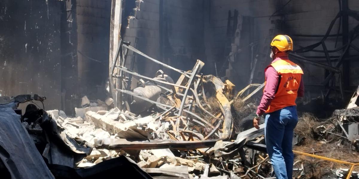Incêndio atingiu imóveis na avenida Vilarinho, em BH (Defesa Civil/Divulgação)