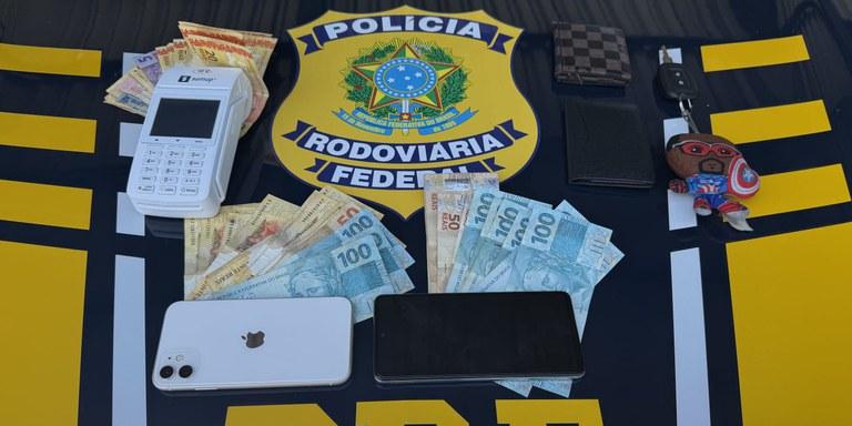 Com os suspeitos foram apreendidos R$ 2.318 em espécie e uma máquina de cartão, utilizada nos golpes (PRF/Divulgação)
