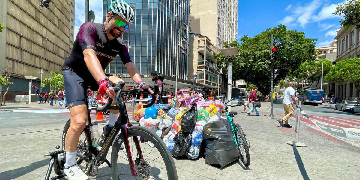 Thiago Brou realiza ação na Praça 7 para arrecadar brinquedos para o Dia das Crianças (Valéria Marques / Hoje em Dia)