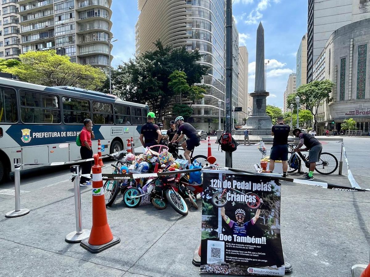Thiago Brou realiza ação na Praça 7 para arrecadar brinquedos para o Dia das Crianças (Valéria Marques / Hoje em Dia)