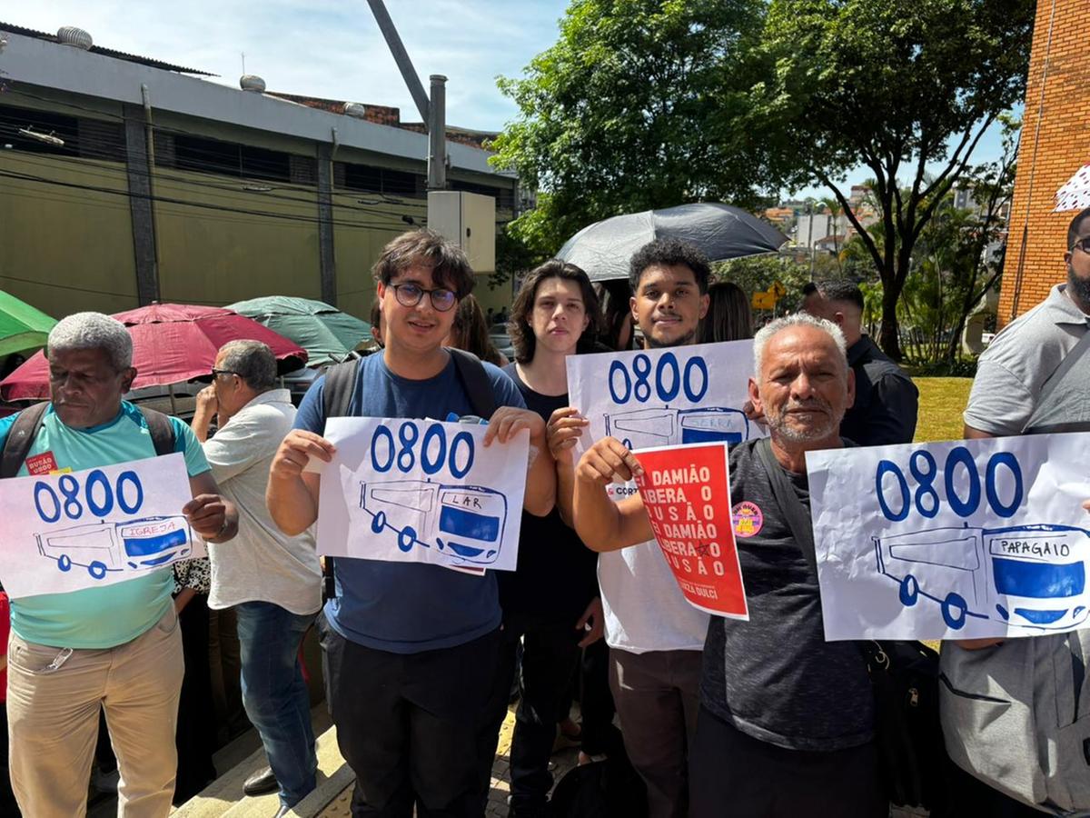 Manifestantes protestam em frente a Câmara Municipal, durante ato a favor da Tarifa Zero no transporte público, nesta sexta-feira (3) (Dione Alves)