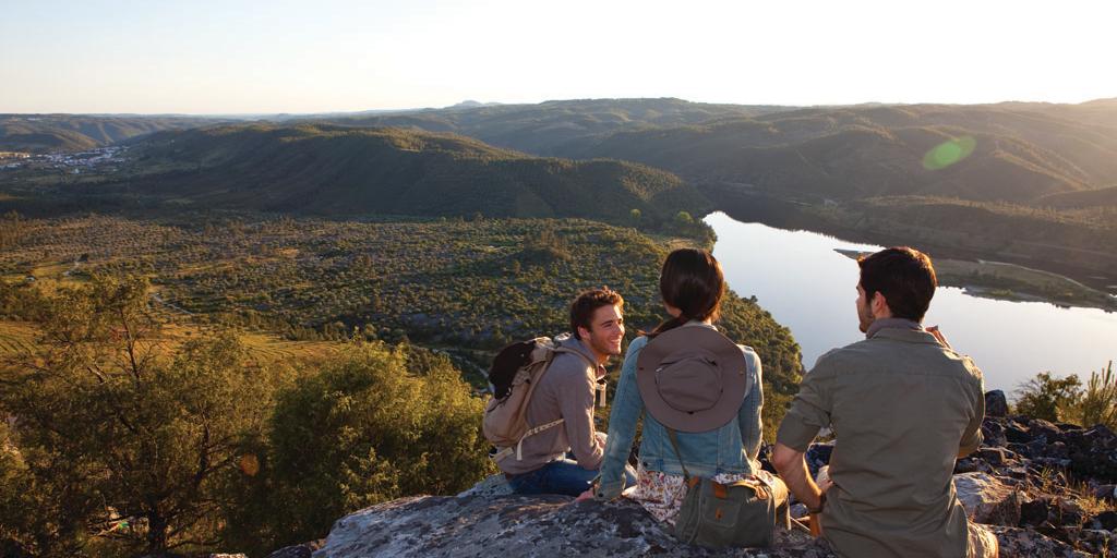 Durante o outono, as paisagens ganham tons dourados e alaranjados, compondo o cenário perfeito para atividades ao ar livre (Turismo do Alentejo)