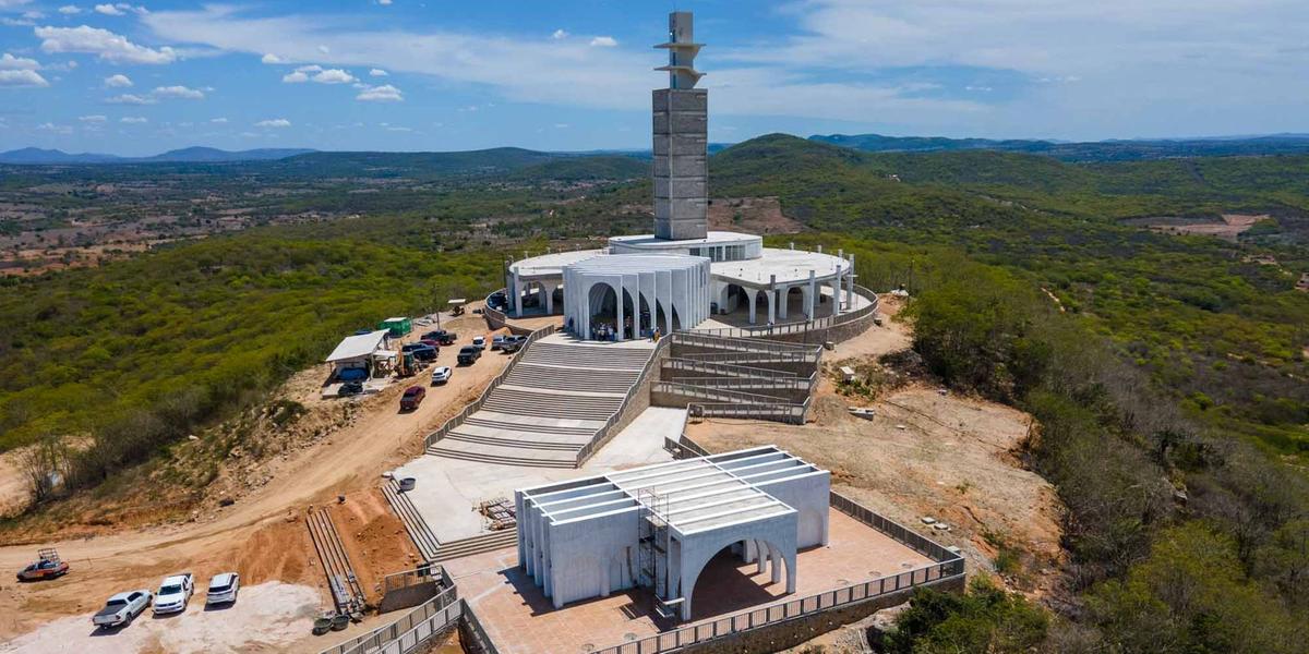Além da monumental imagem de Sant’Ana — mãe da Virgem Maria e avó de Jesus Cristo — o espaço contará com capela para celebrações, via sacra com estações, sala de ex-votos, praça de alimentação, mirante panorâmico, central do peregrino e lojas de artigos religiosos (Divulgação)