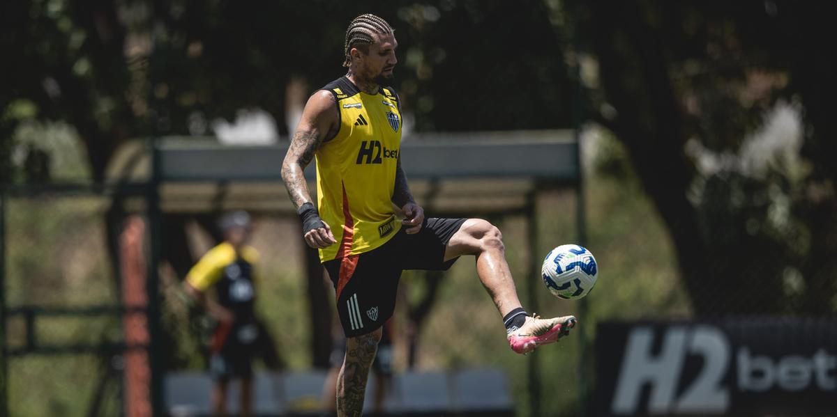 Zagueiro volta a ficar disponível para jogar após suspensão automática (Foto: Pedro Souza/Atlético)
