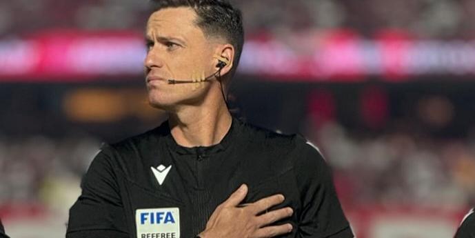 O árbitro ganhou destaque internacional ao apitar as quartas de final do Mundial de Clubes e a final dos Jogos Olímpicos de Paris 2024, entre França e Espanha (Reprodução: Instagram)
