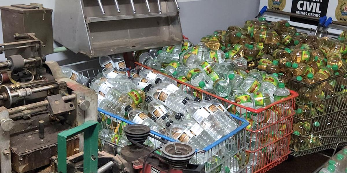 Mais de 1.600 garrafas semelhantes à cachaça foram apreendidas (Maurício Vieira/Hoje em Dia)