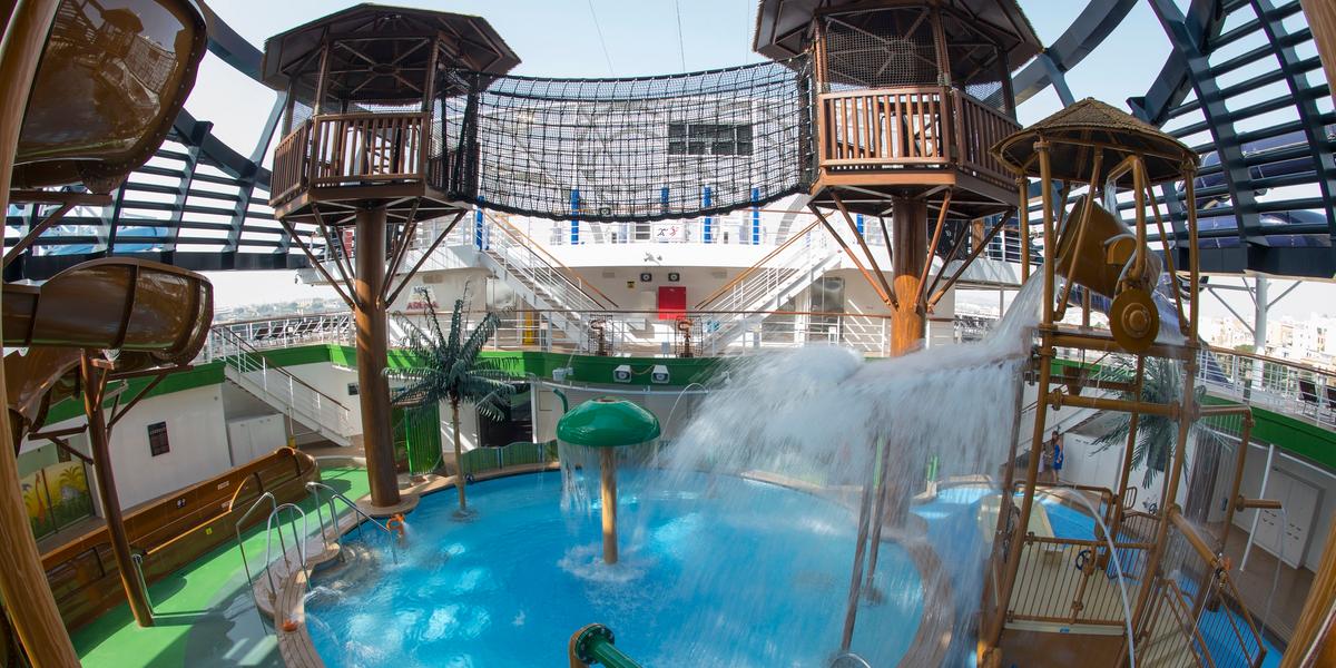 Navios oferecem entretenimento para toda a família com shows espetaculares no teatro principal, espaços infantis, festas, área de jogos, piscinas e hidromassagens (Divulgação)