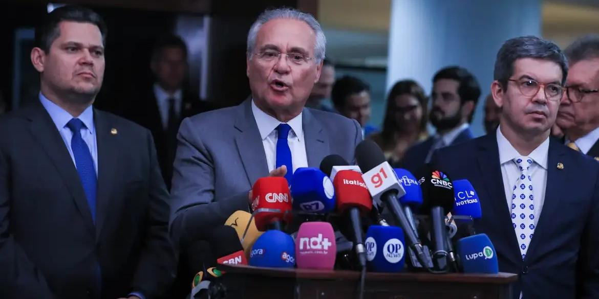 Presidente do Congresso, Davi Alcolumbre, e senadores, Renan Calheiros (relator do IR no Senado) e Randolfe Rodrigues (Lula Marques/Agência Brasil)