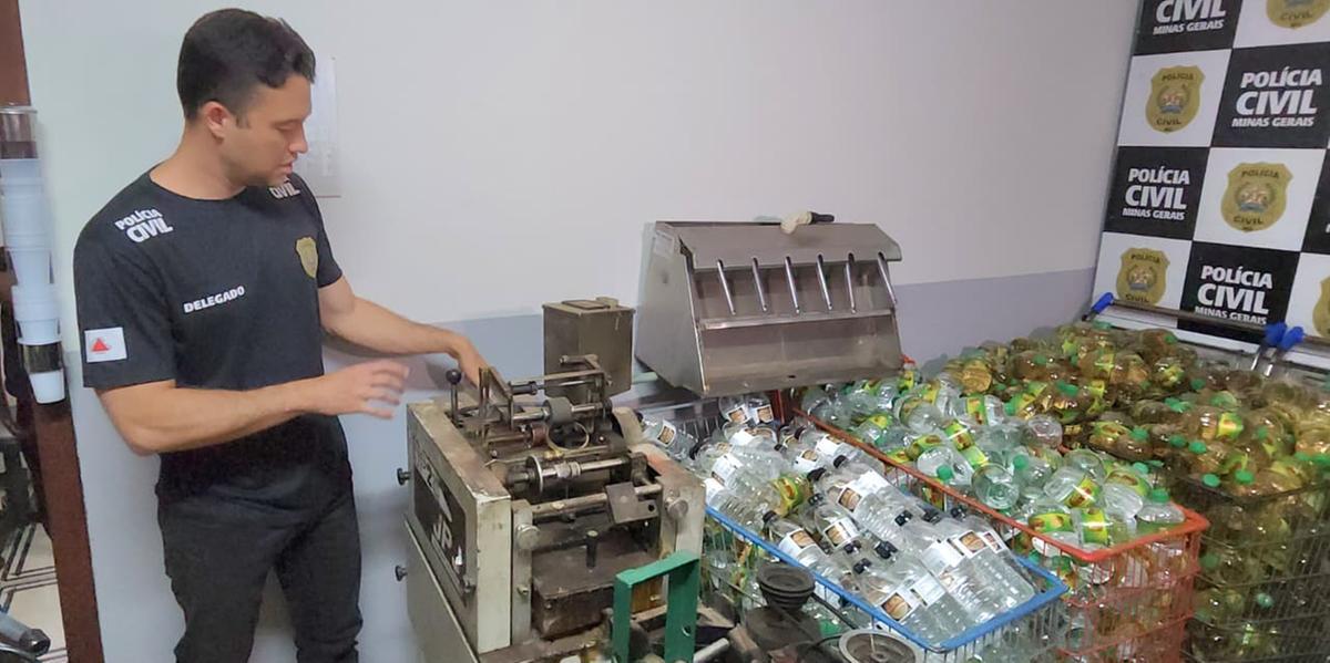 Polícia fechou fábrica clandestina de cachaça no Barreiro, nessa terça-feira (Maurício Vieira)