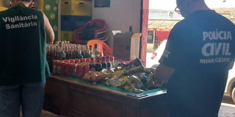 Fiscalização em bar de Esmeraldas identificou bebidas falsificadas, produtos vencidos e cigarros sem procedência; local foi interditado (Divulgação/PCMG)