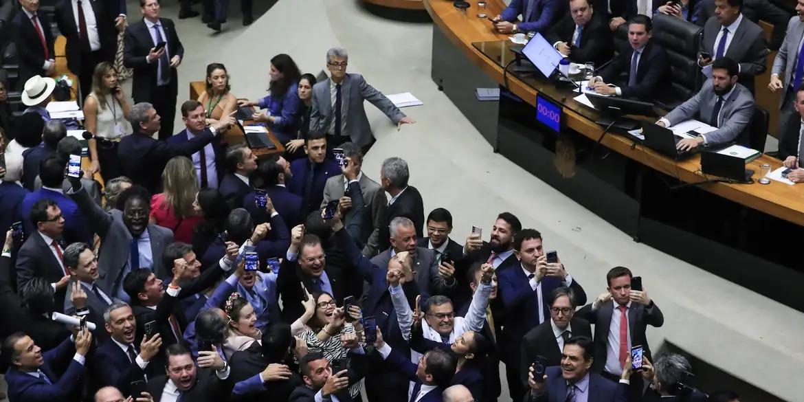 Parlamentares de oposição comemoram a retirada de votação da MP (Lula Marques/Agência Brasil)