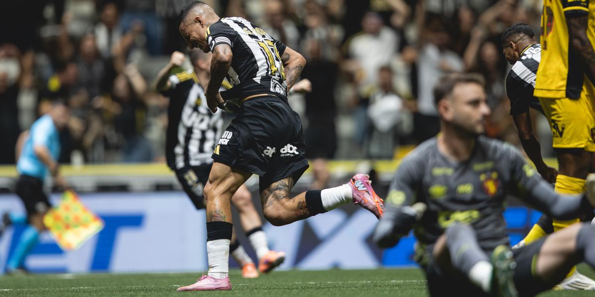 Arana aproveitou a sobra da bola na área e marcou o segundo gol do Galo na partida (Pedro Souza)