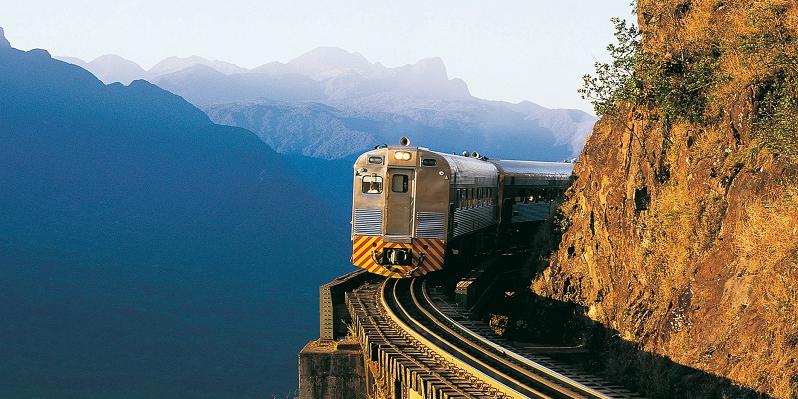 Com o novo título, Curitiba consolida o turismo sobre trilhos como patrimônio cultural e motor econômico do Paraná; o passeio da Serra Verde Express já levou mais de 4,5 milhões de passageiros (Carlos Renato Fernandes)