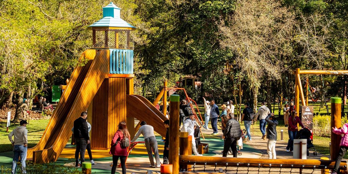 Crianças participam de oficinas e brincadeiras no Parque do Caracol, em Canela; programação une diversão e consciência ambiental em um dos principais cartões-postais da Serra Gaúcha (Agência Penso)