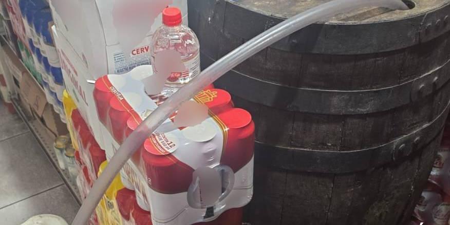 Caixas com garrafas e um tonel de madeira apreendidos em operação no Barreiro (Divulgação/PCMG)