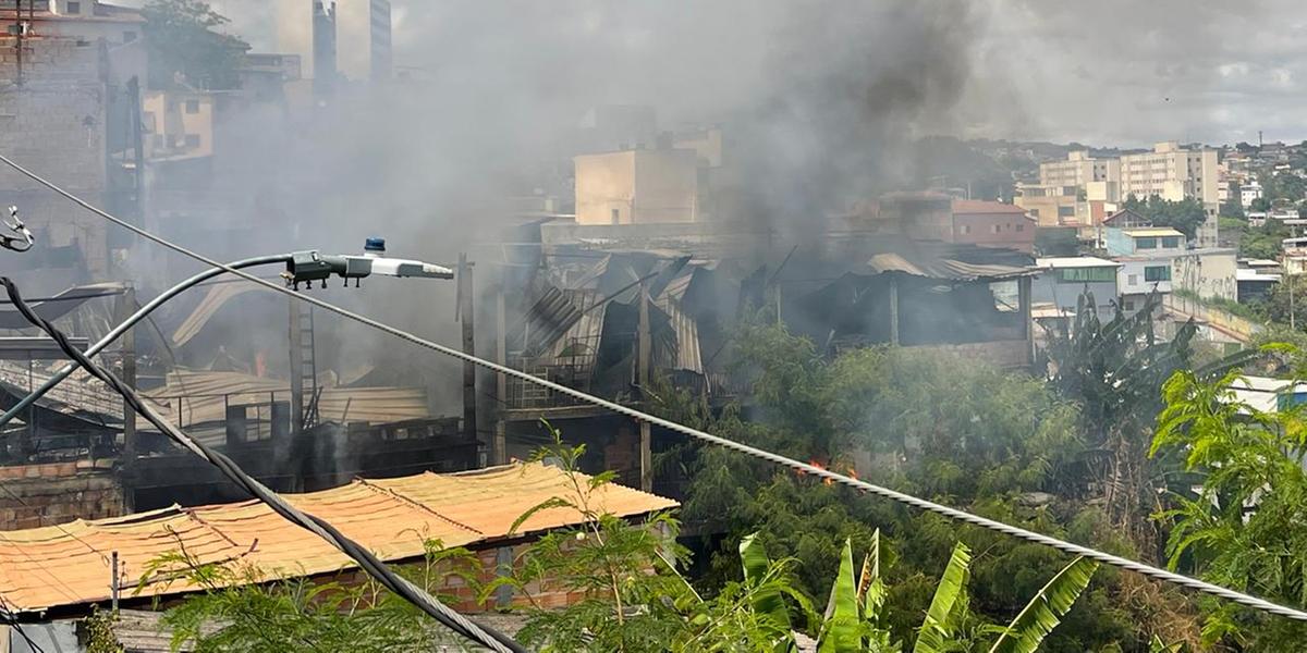 Incêndio atingiu casas no bairro Nova Suíça, região Oeste de BH (Valéria Marques/ Hoje em Dia)