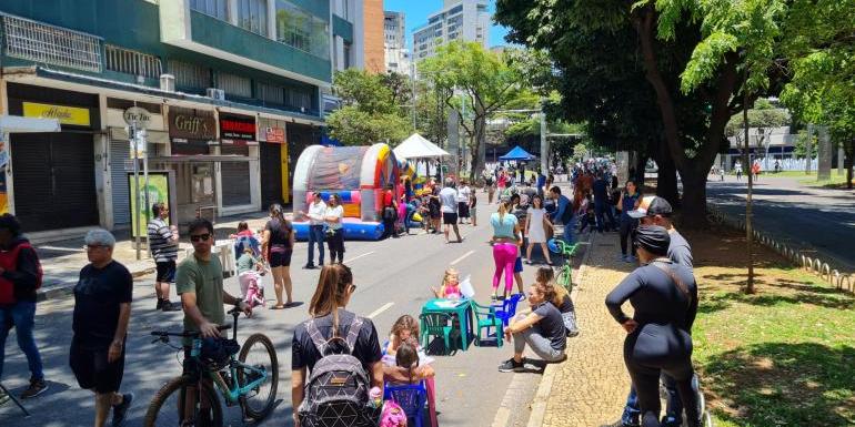 Entre as atrações previstas, está a troca e doação de brinquedos, oficinas, distribuição de pipoca e algodão doce e várias brincadeiras, como pula-pula, brinquedos infláveis e slackline (Divulgação/PBH)