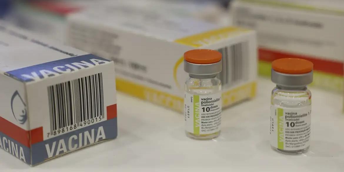 Vacinas de poliomelite produzidas por Bio-Manguinhos/Fiocruz, exibidas no 9º Simpósio Internacional de Imunobiológicos (Fernando Frazão/Agência Brasil)