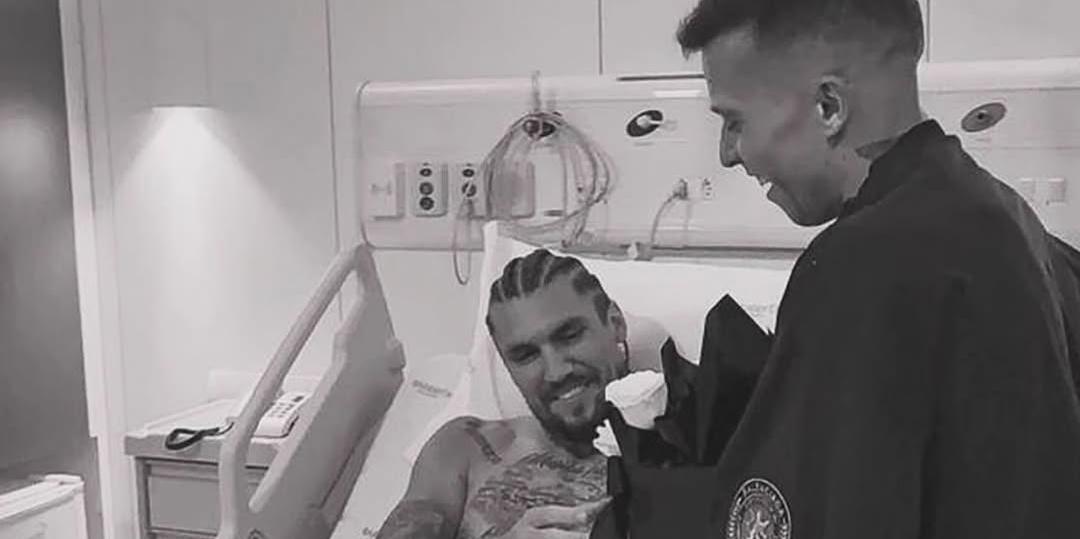 Fora da temporada, zagueiro recebe visita em hospital (Foto: Reprodução/ Atlético) (Foto: Reprodução/ Atlético)