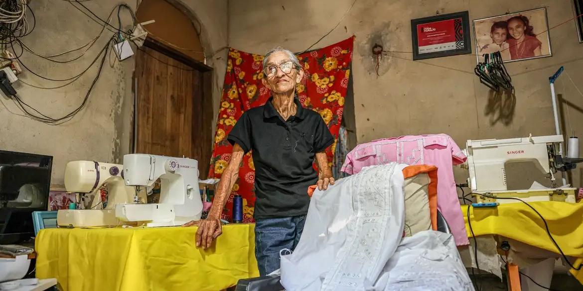 Bordadeira Maria da Cruz mostra o pequeno ateliê onde produz peças reconhecidas nacionalmente (Marcelo Camargo/Agência Brasil)