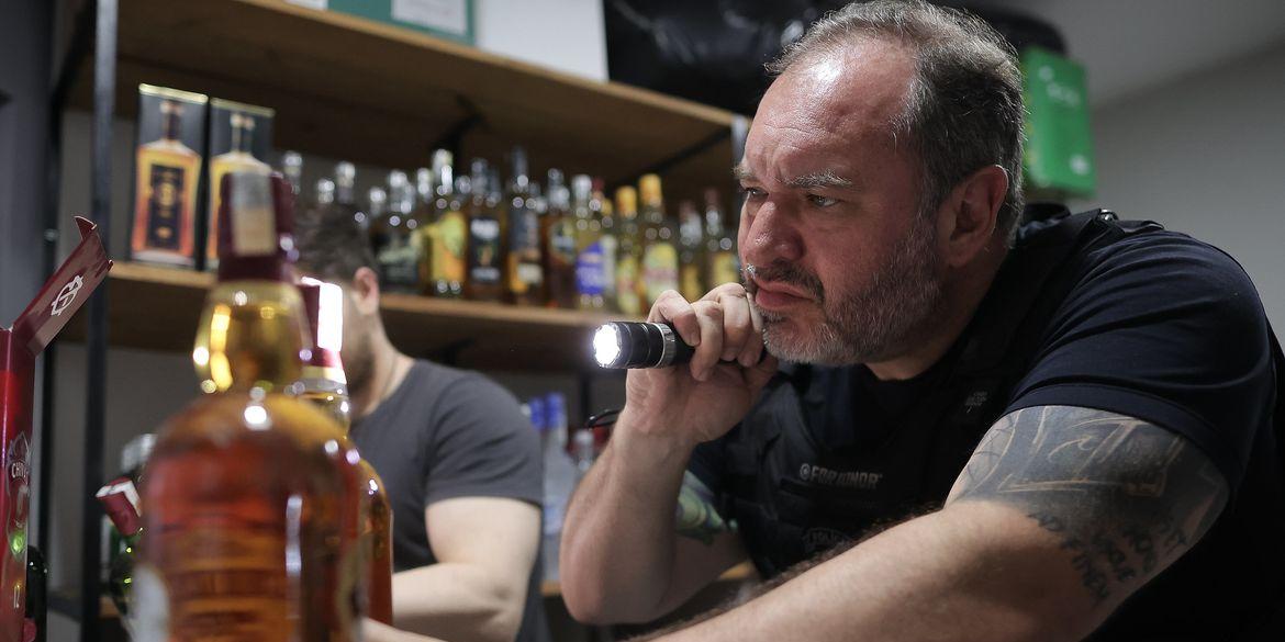 Fiscalizações contra falsificação de bebidas foram intensificadas no Brasil (Pablo Jacob/Governo de São Paulo)