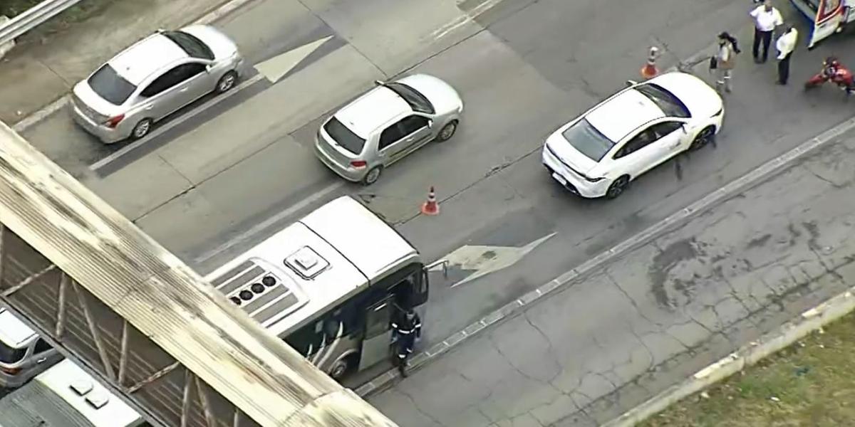 Acidente entre ônibus do Move e táxi complica trânsito na MG-10 (Reprodução/ TV Globo)