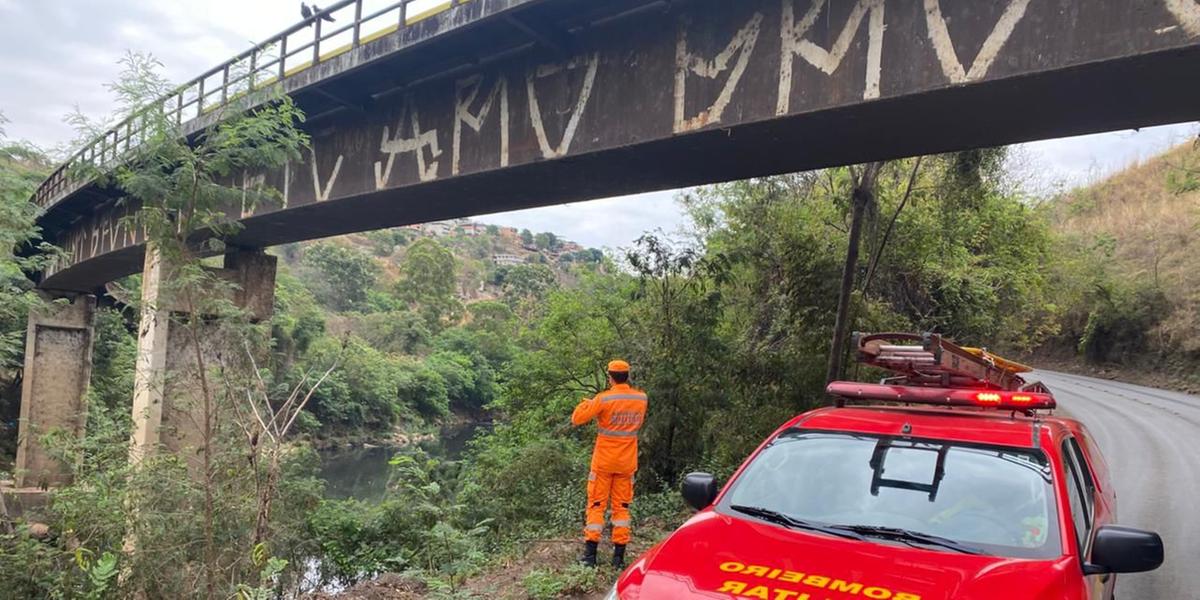 Bombeiros buscam por jovem na Ponte de Sabará, na Grande BH (Divulgação/ CBMMG)