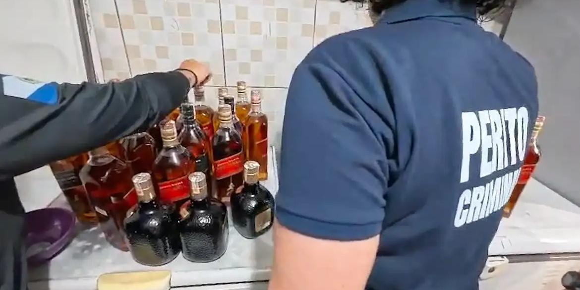 Segundo o último boletim do Ministério da Saúde, há 213 notificações registradas de intoxicação por metanol, sendo 32 casos confirmados e 181 sob investigação - 320 casos suspeitos já foram descartados (Polícia Civil do Rio de Janeiro/Divulgação)