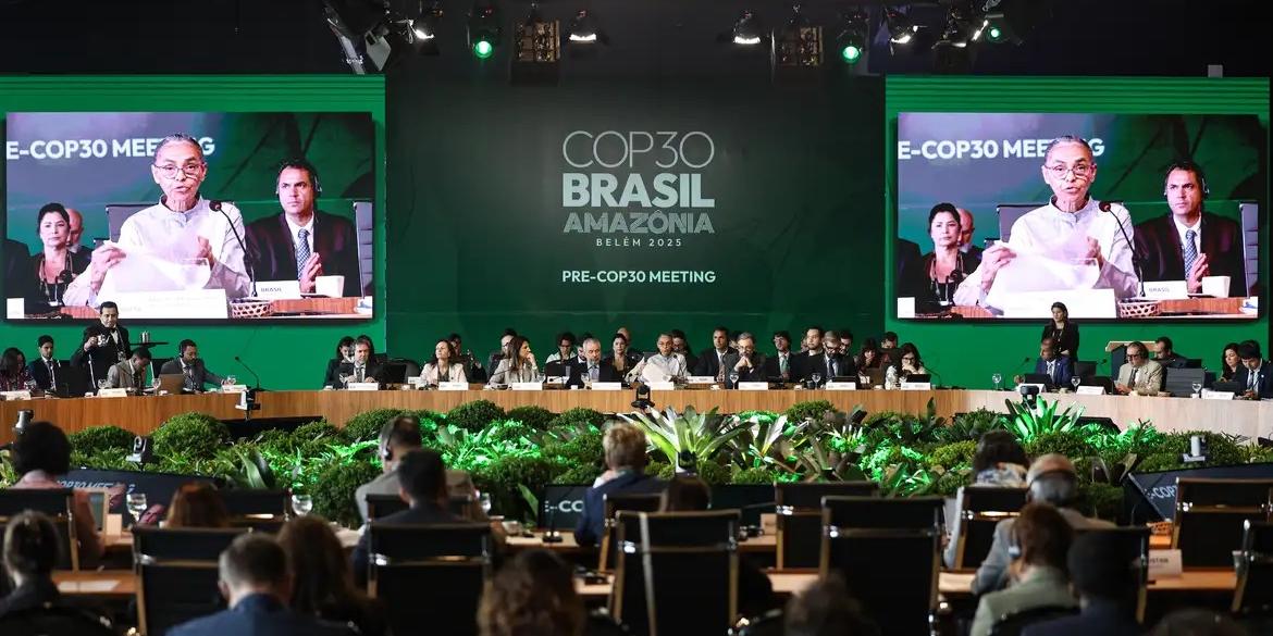 De acordo com a ministra é preciso agregar ambição e inovação para chegar a decisões como a que houve na COP28, em Dubai, nos Emirados Árabes Unidos, quando foi integrado o artigo 28 do Balanço Global (GST, na sigla em inglês), que define o afastamento dos combustíveis fósseis (Marcelo Camargo/Agência Brasil)