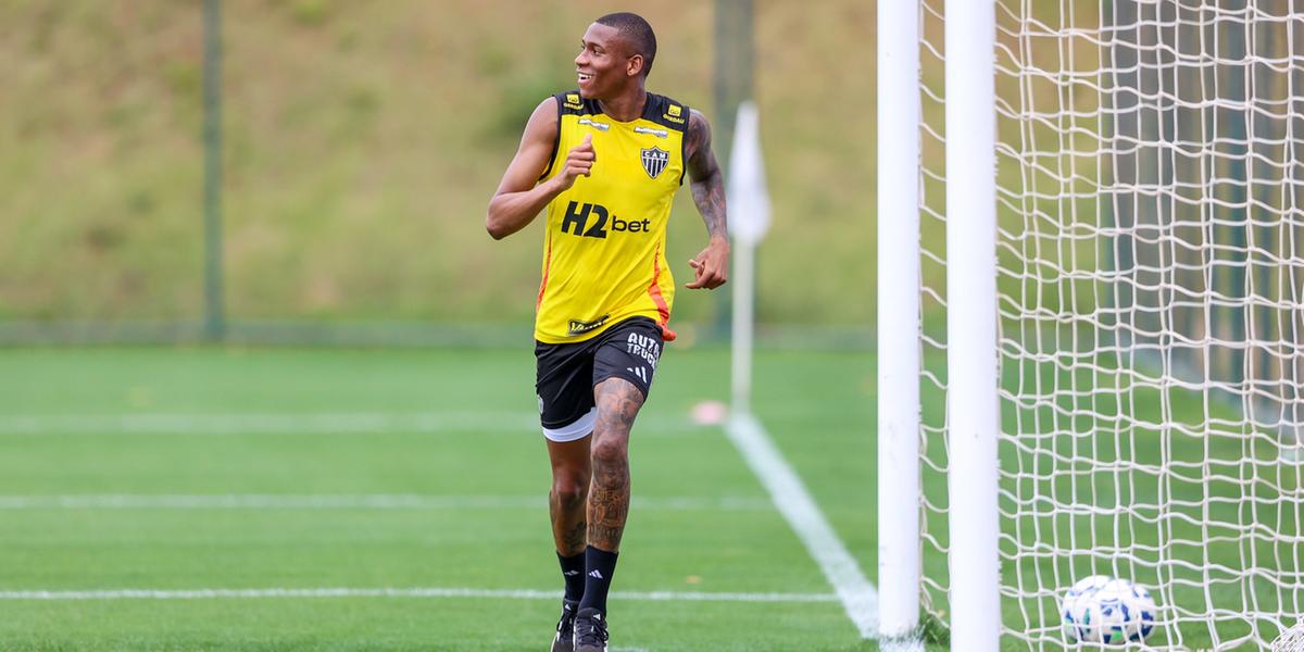 Patrick realiza corridas em volta do gramado da Cidade do Galo (Paulo Henrique França / Atlético)