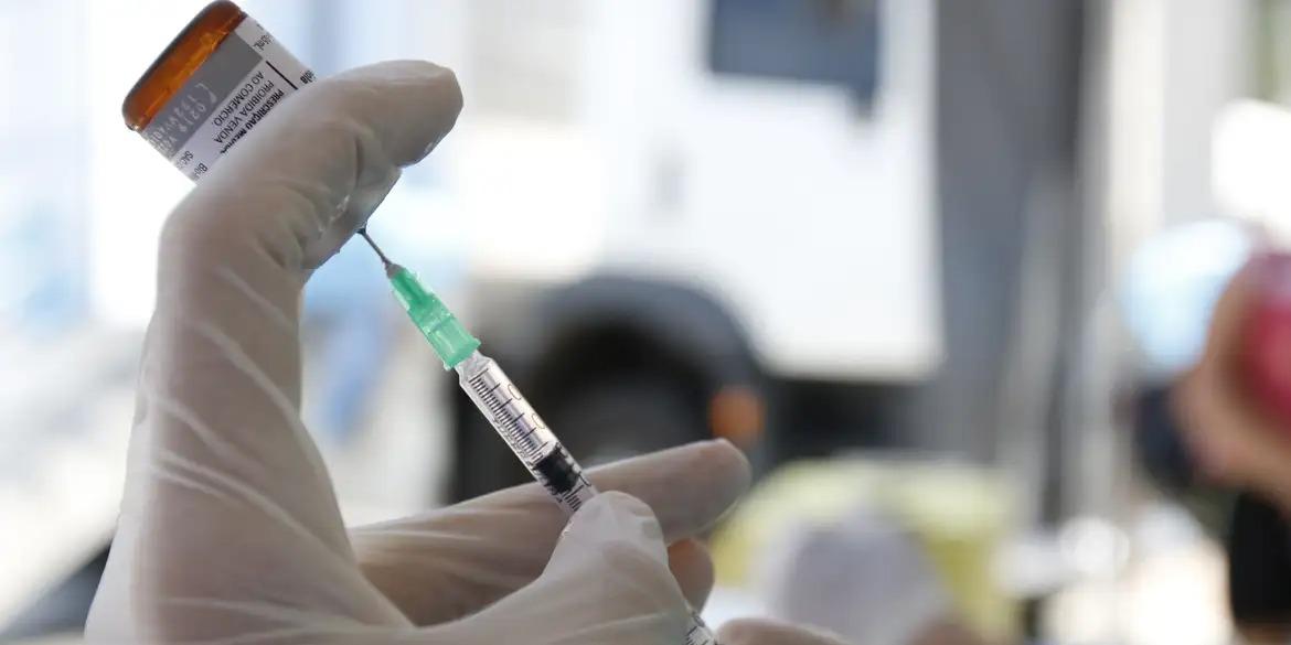 Em 2025, houve uma queda, o que colocou o índice abaixo da meta de 95%. Os dados apontam para cobertura vacinal das doses 1 e 2, respectivamente, de 91,2% e 74,6% (Tânia Rêgo/Agência Brasil/Arquivo)