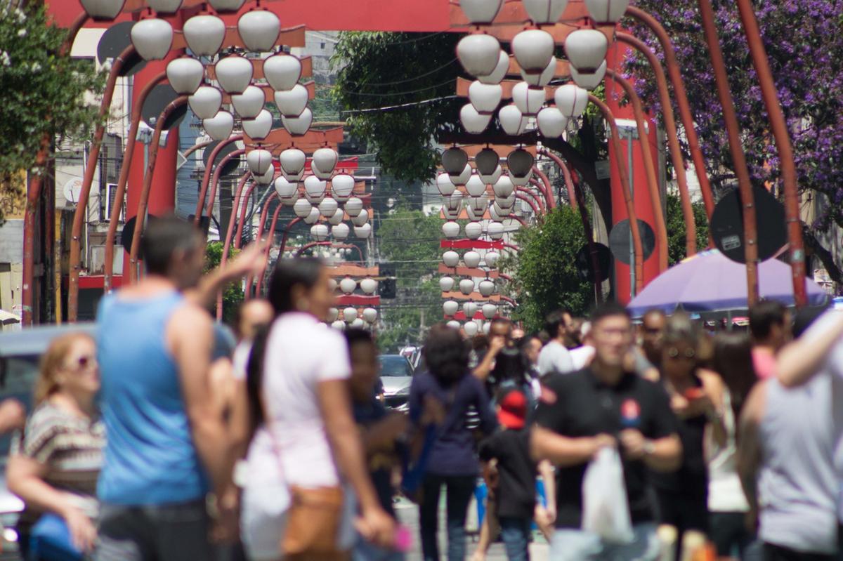 Bairro da Liberdade, em São Paulo, reúne tradições japonesas e atrai visitantes com feiras, gastronomia e arquitetura típica oriental (Rogerio Cassimiro/MTur)