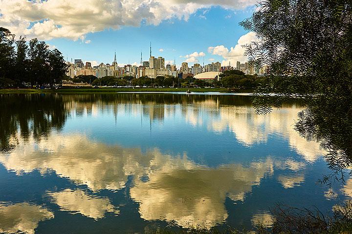 Lago do Parque Ibirapuera reflete o céu e os prédios de São Paulo, em um dos principais cartões-postais da cidade (Ken Chu /expressão studio)