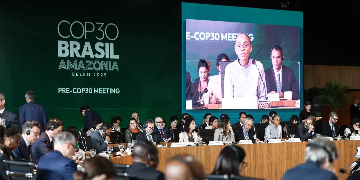 A ministra do Meio Ambiente, Marina Silva, participa de plenária no segundo dia da Pré-Cop 30 (Marcelo Camargo/Agência Brasil)