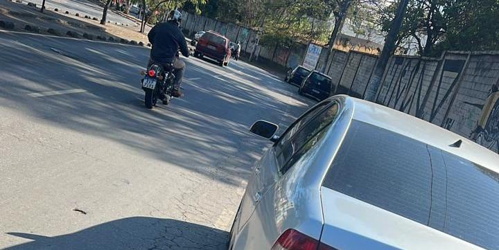 Acidente entre moto e carro na avenida Tereza Cristina, no bairro Havaí, região Oeste de BH (Divulgação/ CBMMG)