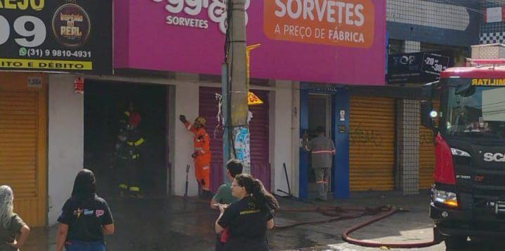 Incêndio teria começado após um dos freezers da sorveteria pegar fogo (Divulgação/ CBMMG)