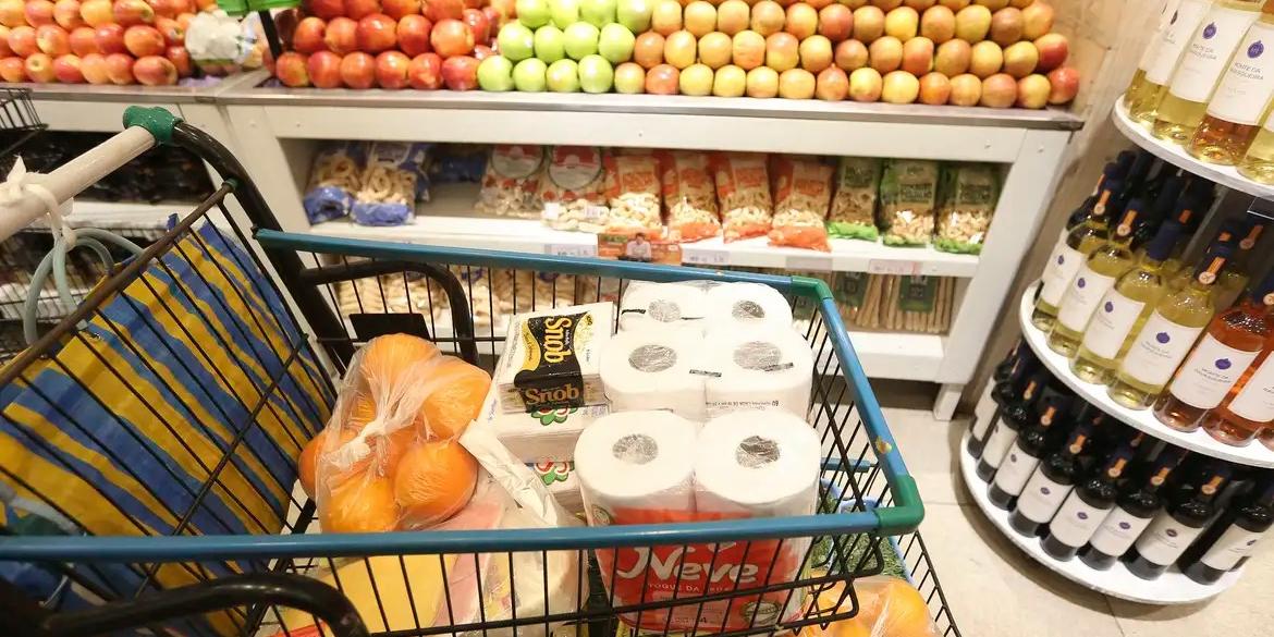 Compra de alimentos em supermercados, produtos em geral e gastos com saúde lideram as despesas feitas com cartão de crédito em Minas (Valter Campanato/Agência Brasil)