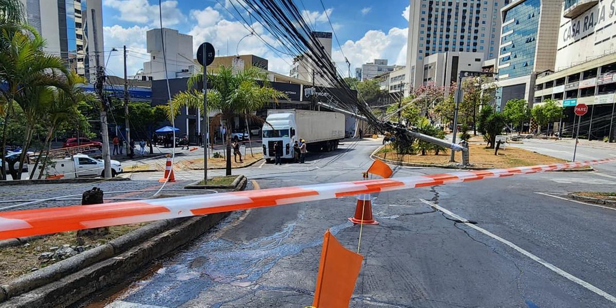 Postes derrubados na Av. Barão Homem de Melo (Maurício Vieira/Hoje em Dia)