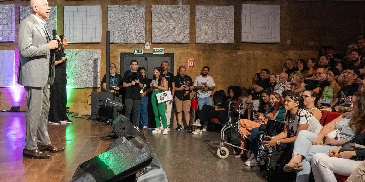 Plateia assiste a palestra de abertura do Rec'n'Play 2025 com o historiador Leandro Karnal (Luiz Santos/Porto Digital)