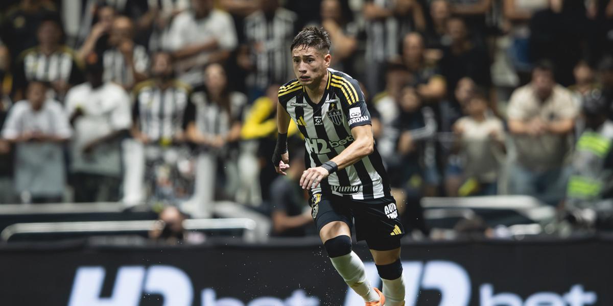 Iván Román usa proteção em mão 'errada' para enganar adversários (Pedro Souza)
