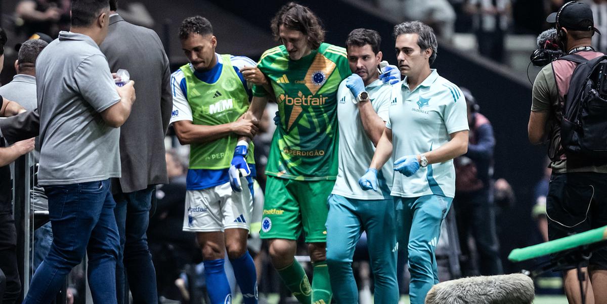 Cássio deixou o clássico após ser atingido na grande área e foi encaminhado a um hospital de BH (Gustavo Aleixo/Cruzeiro)