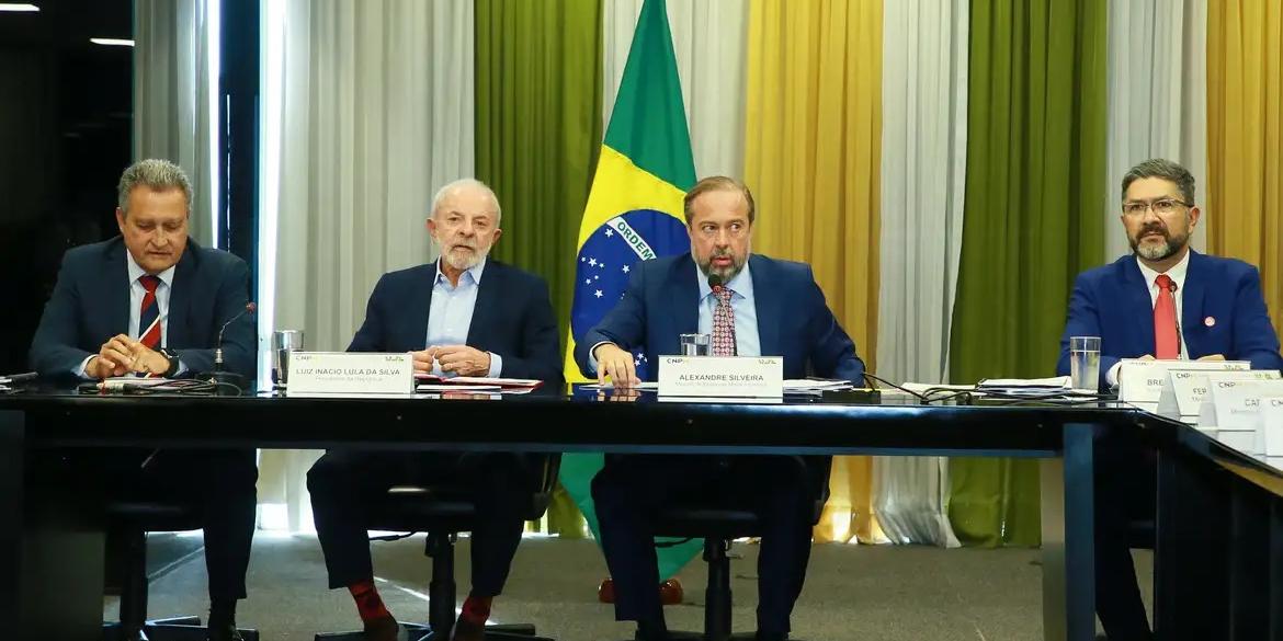 Presidente Luiz Inácio Lula da Silva durante reunião com ministro de Minas e Energia, Alexandre Silveira, e o ministro da Casa Civil, Rui Costa (Tauan Alencar/MME)