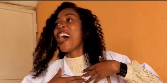 Professora é recebida com festa por alunos de escola de Angola (Foto: Reprodução/ isadyzua_oficial)