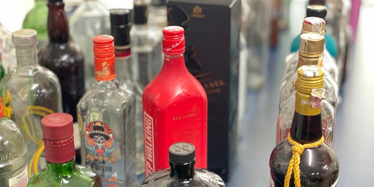 Ròtulos e tampas eram preservados para adulterar as bebidas alcoólicas (Valéria Marques/ Hoje em Dia)