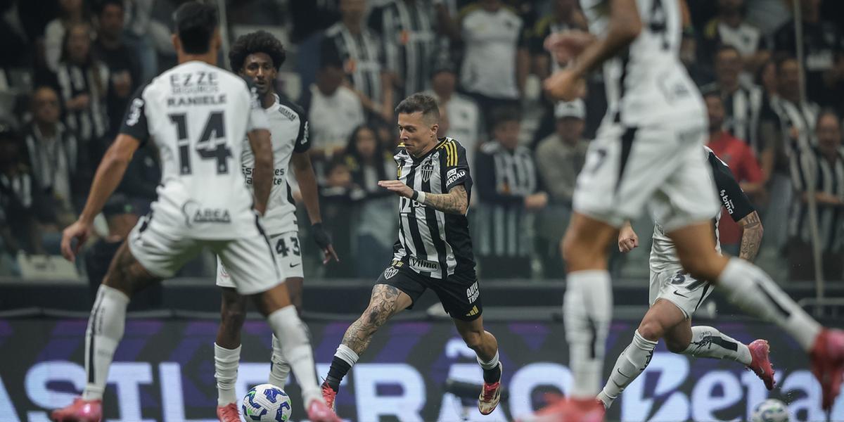 Bernard participou da partida contra o Timão no primeiro turno (Foto: Pedro Souza / Atlético)