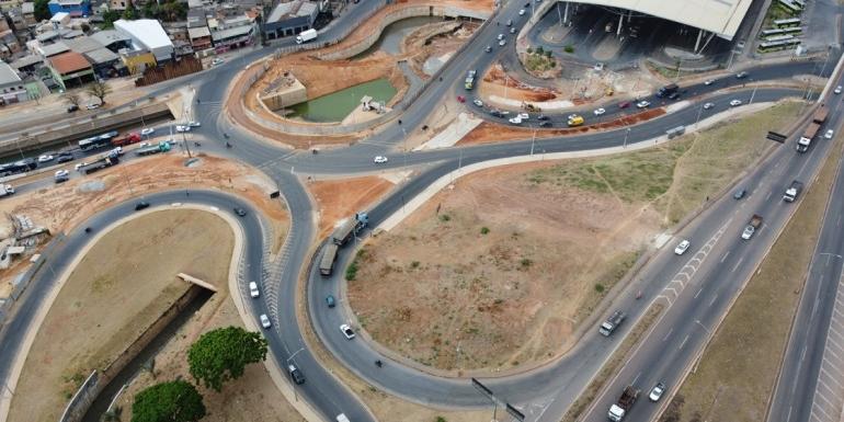 Novas alças e travessias semaforizadas ampliam o fluxo e a segurança no entorno da Estação São Gabriel, onde segue a construção da Praça das Águas (Arquivo Sudecap)