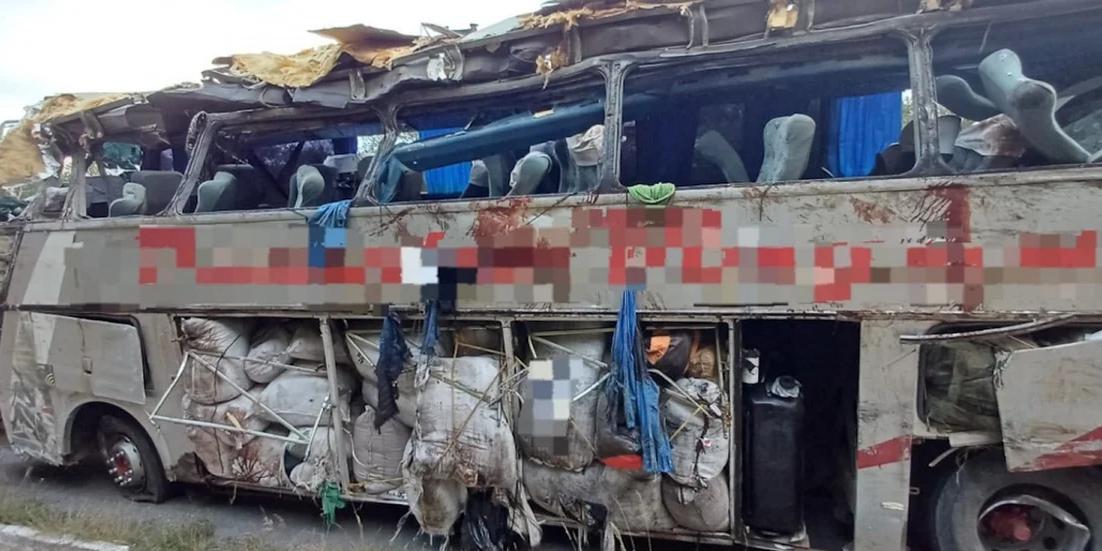Segundo informações preliminares da Polícia Rodoviária Federal (PRF), o veículo transportava mais de 30 passageiros (PRF/Divulgação)