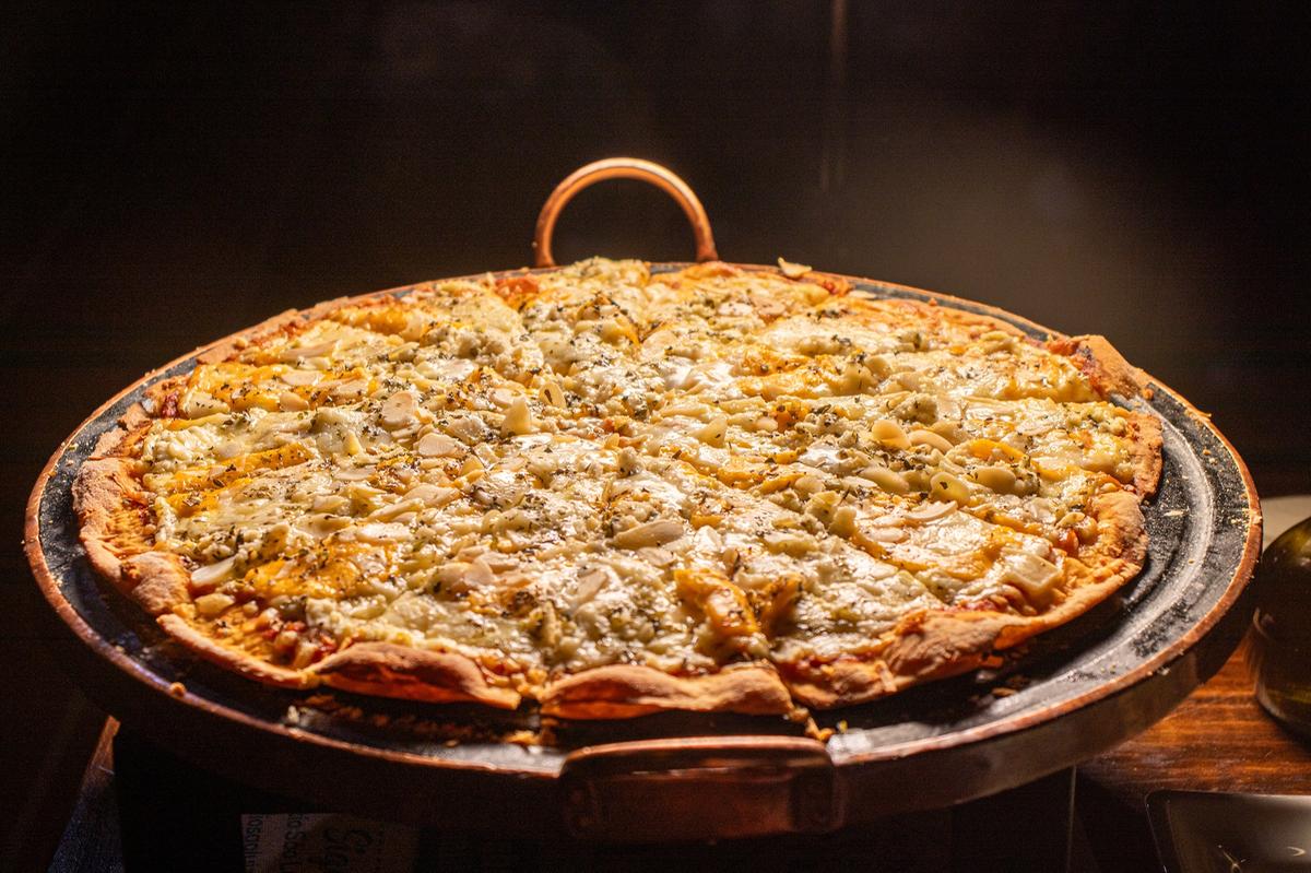 Pizza artesanal servida no rodízio do Sítio Bella Roccia, realizada aos sábados a partir das 19h30 (Divulgação)