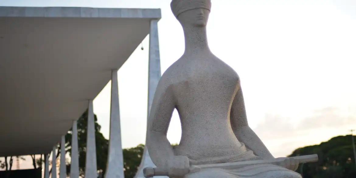 Fachada do Supremo Tribunal Federal (STF) com estátua A Justiça, de Alfredo Ceschiatti, em primeiro plano (Marcello Casal JrAgência Brasil)